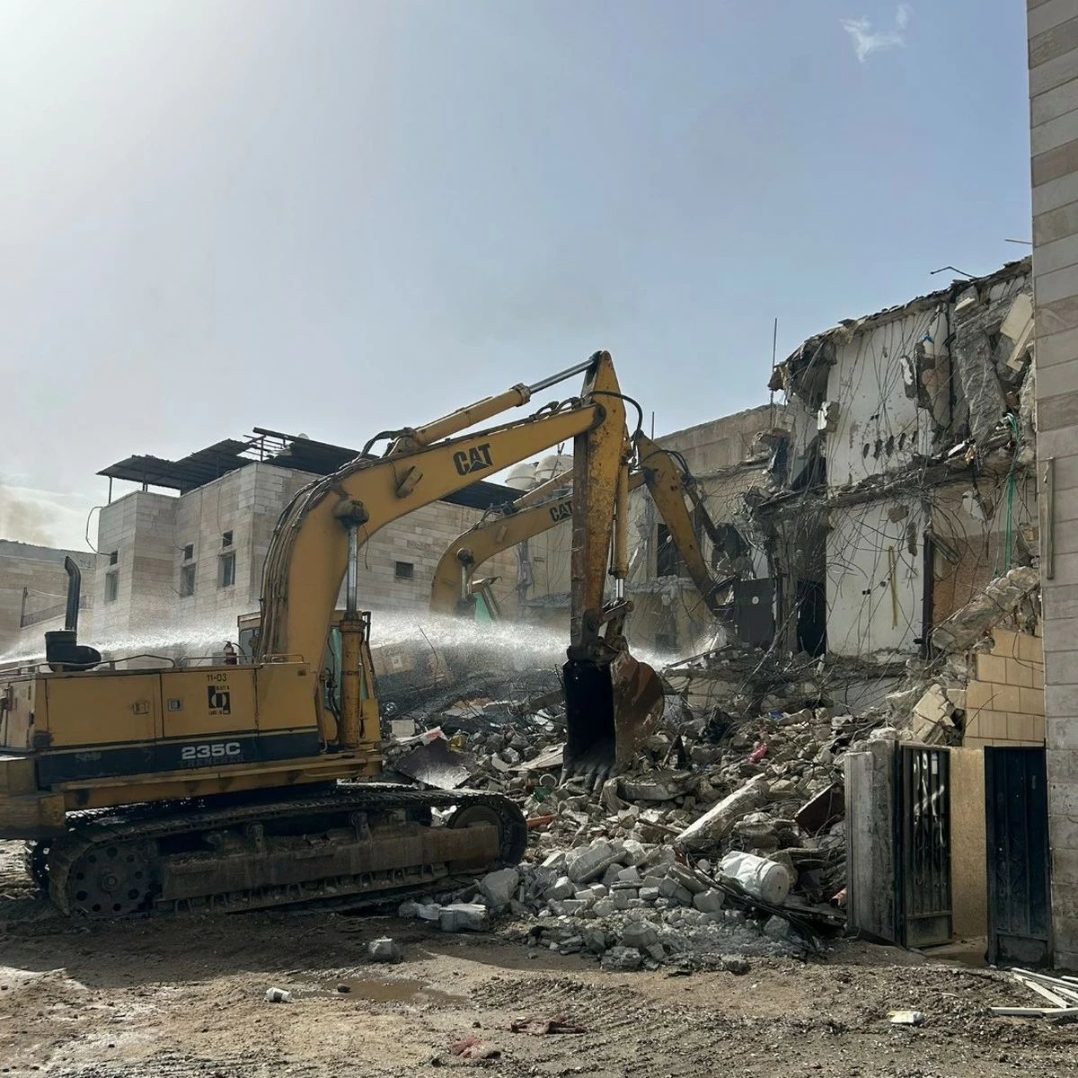 Kuwait Municipality Begins Demolition of 42 Unsafe Buildings in Jleeb Al-Shuyoukh