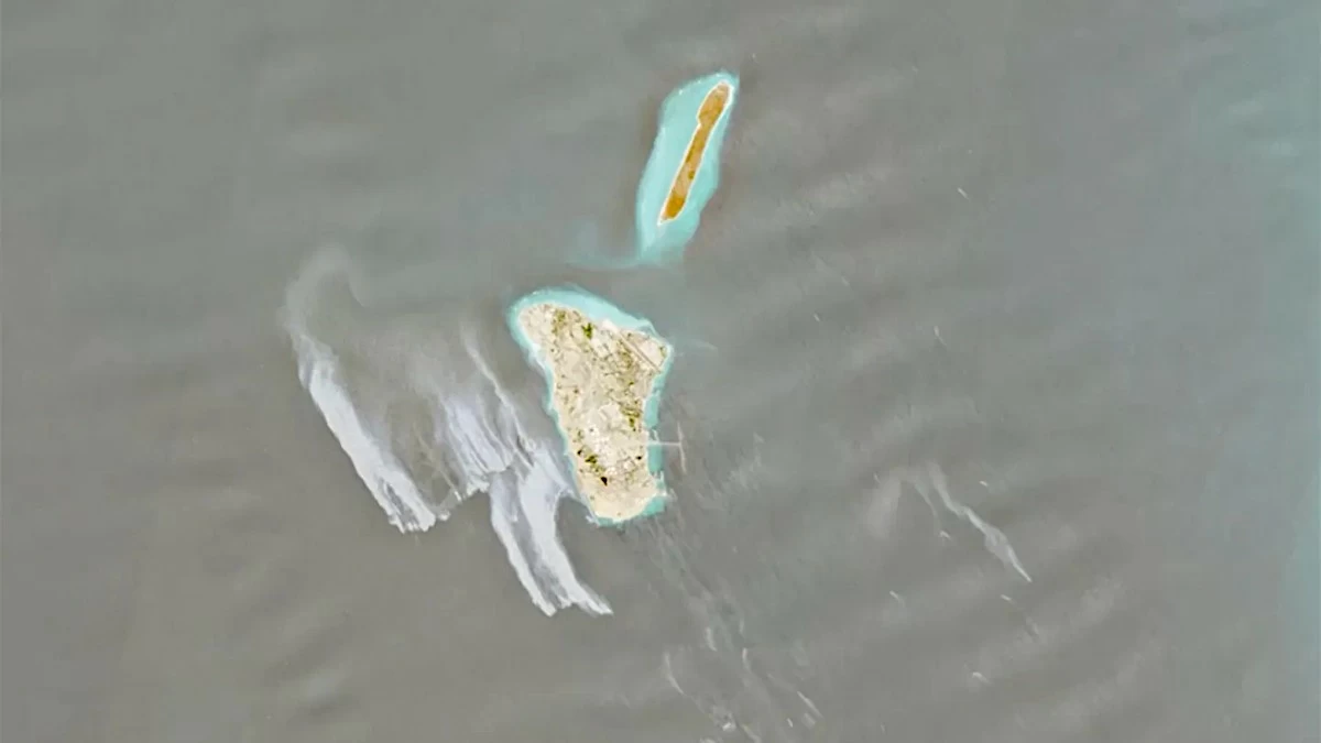Iranian Regime Denies Dumping Oil Near Kharg Island but Blames European Tankers