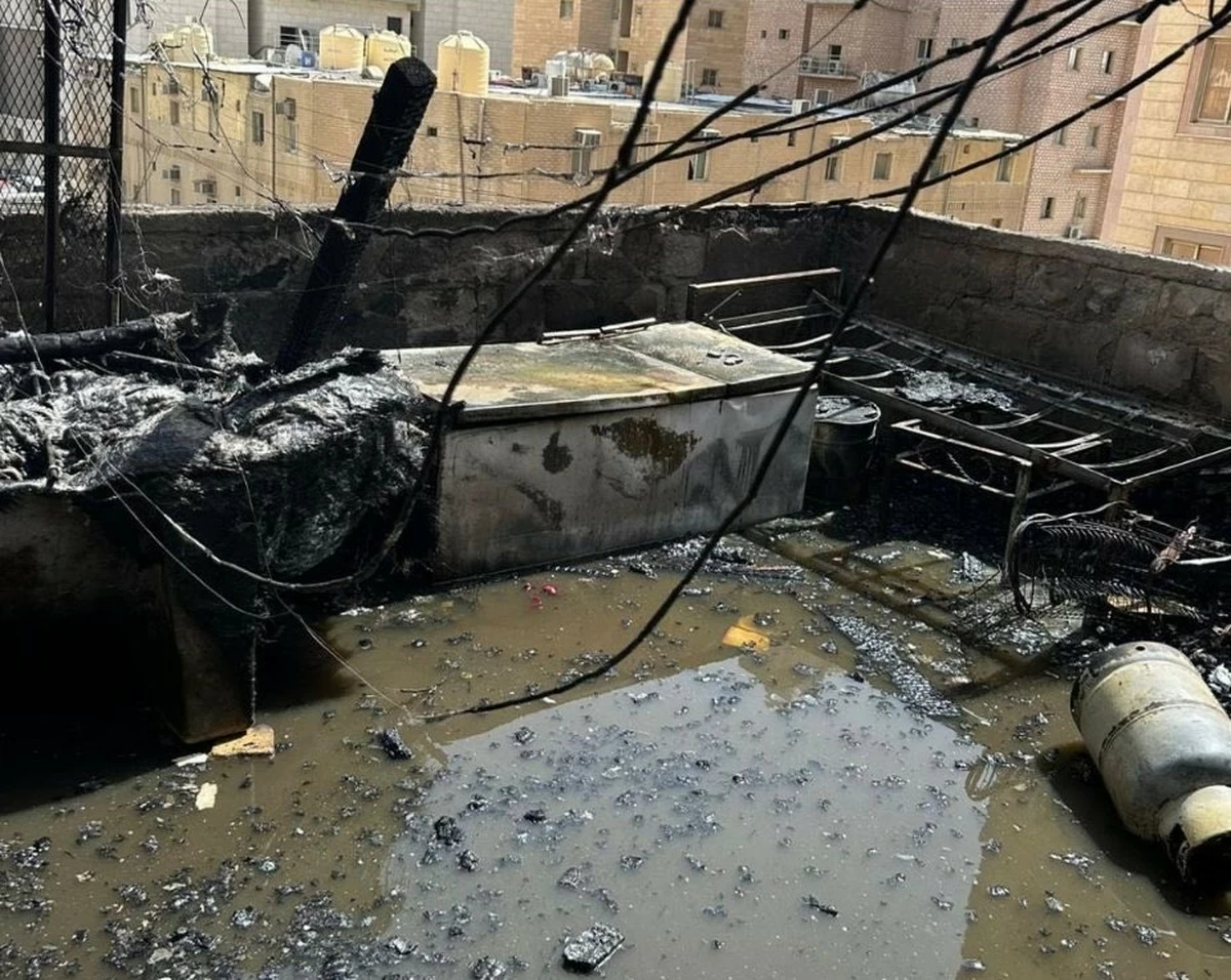 Kuwait Firefighters Tackle Rooftop Blaze in Farwaniya Building