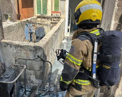 Kuwait Firefighters Tackle Rooftop Blaze in Farwaniya Building