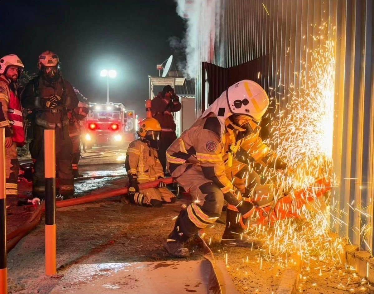 Kuwait Firefighters Contain Warehouse Blaze in Salibiya Agricultural Area