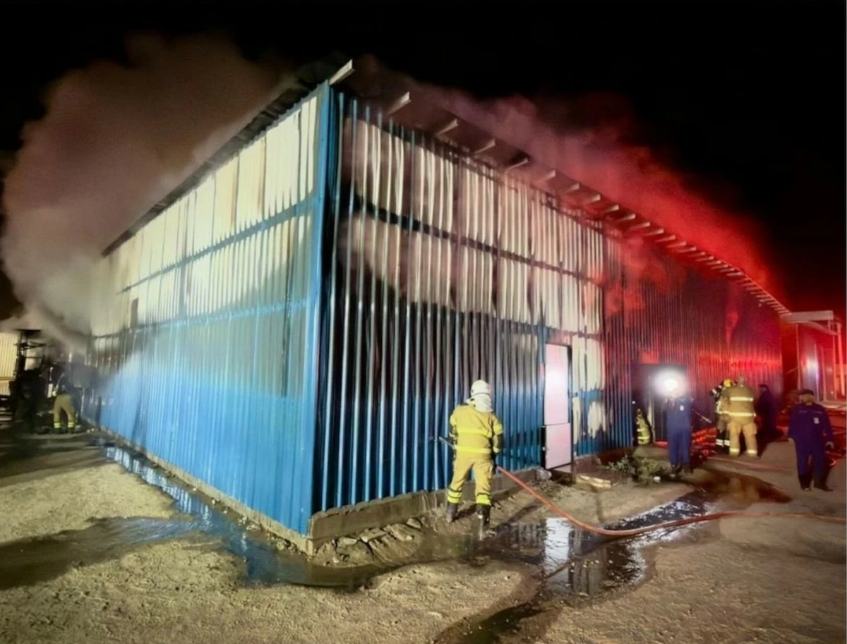 Kuwait Firefighters Contain Warehouse Blaze in Salibiya Agricultural Area