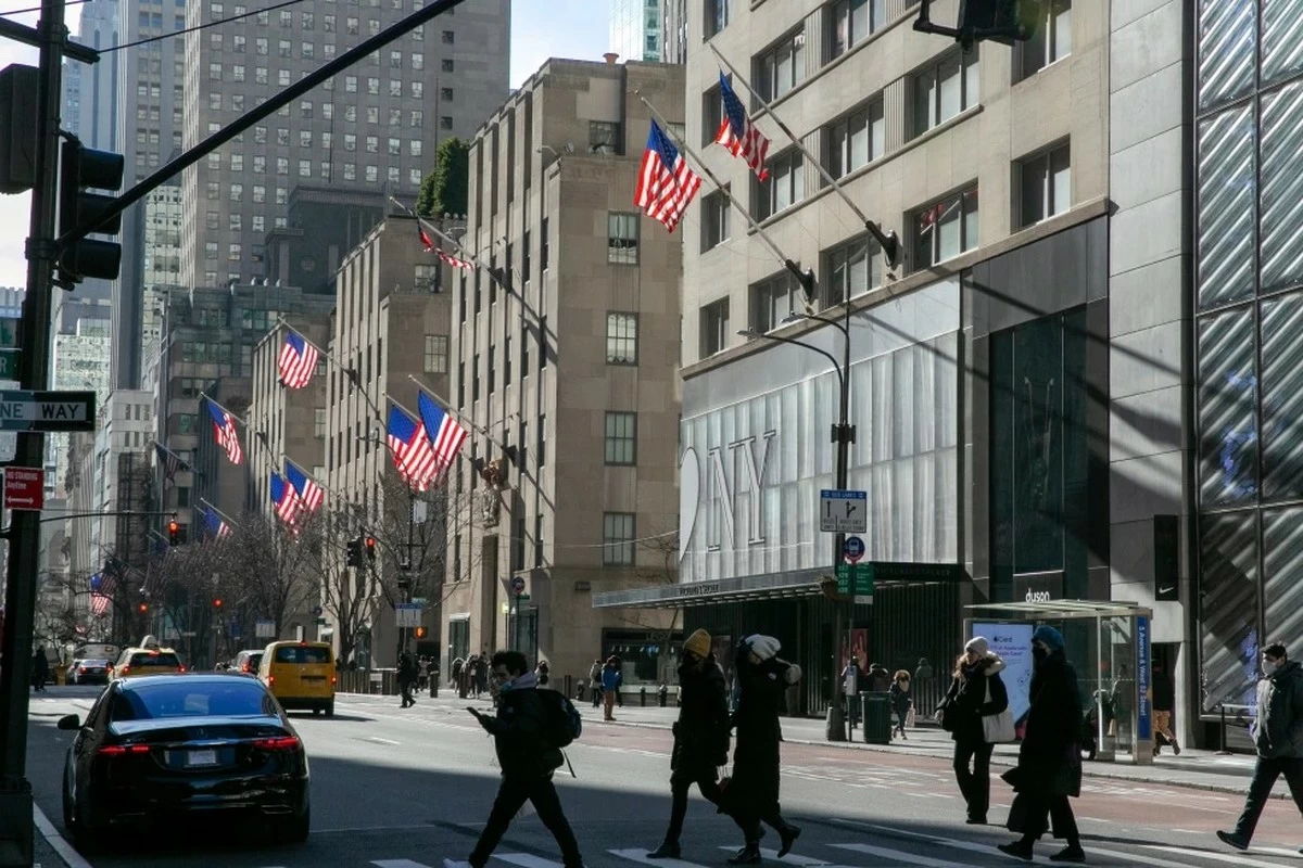 Woman dies after falling into an uncovered maintenance hole in New York City