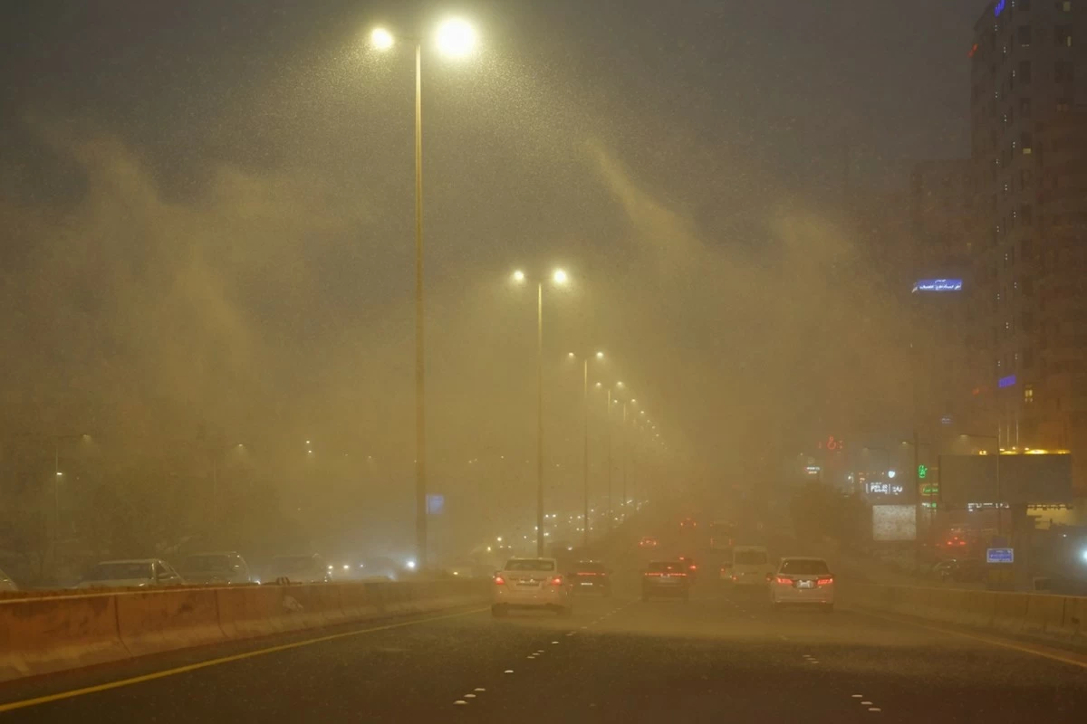 Strong Winds and Dust Reduce Visibility Across Kuwait, Rain Possible