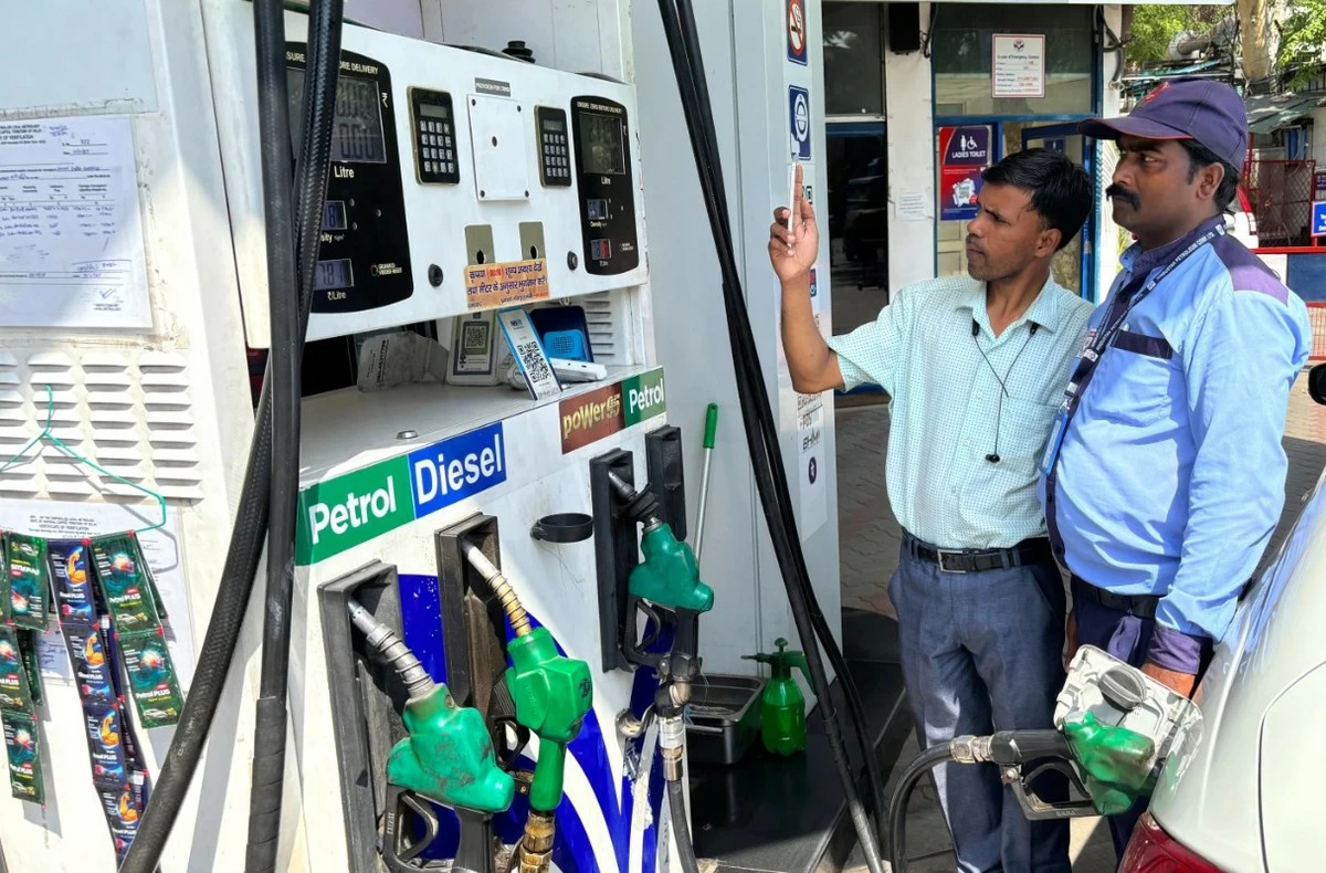 India Hikes Fuel Prices Fourth Time in 10 Days Amidst Oil Price Sinks to Two-Week Low