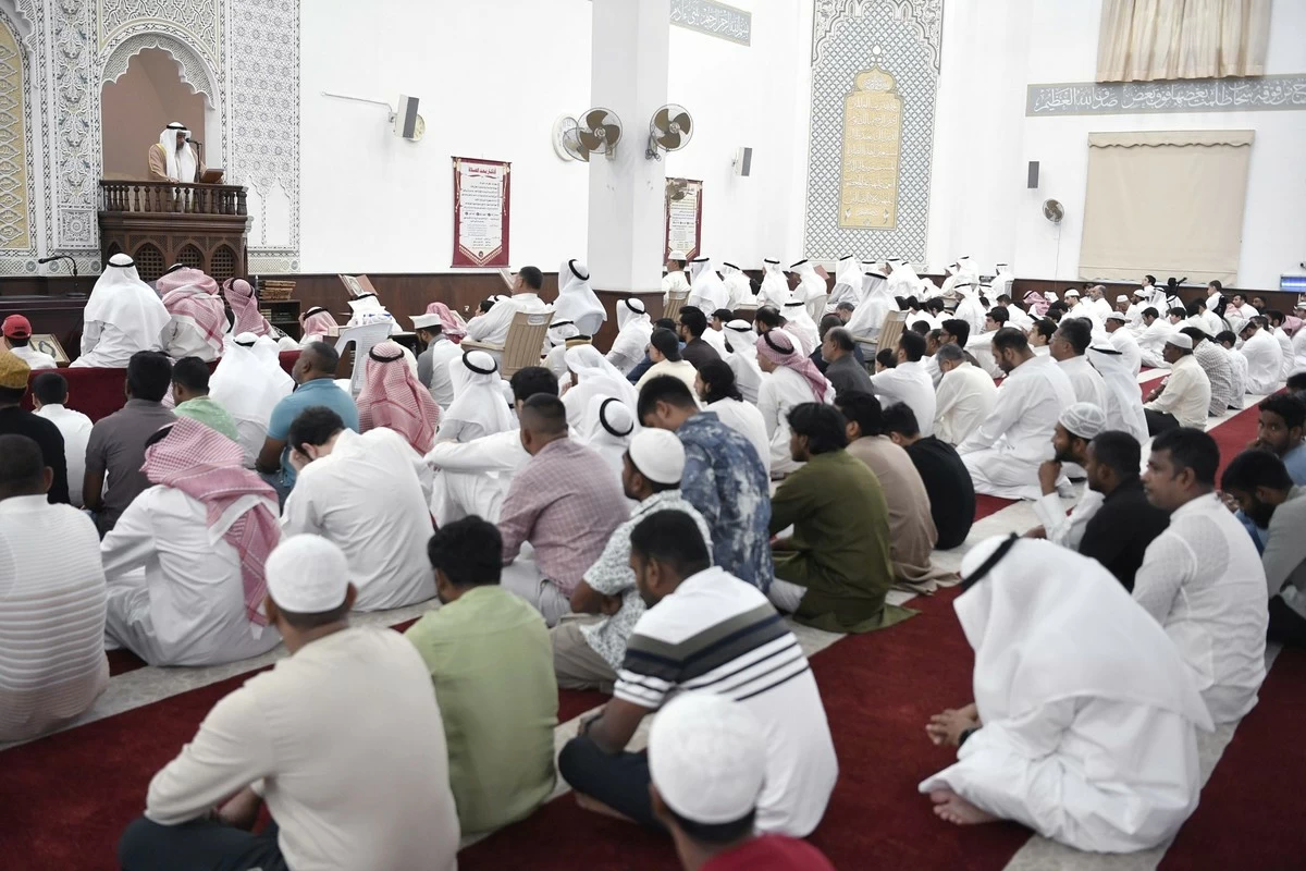 Crowds Flock to Mosques Across Kuwait for Eid Al-Adha Prayers