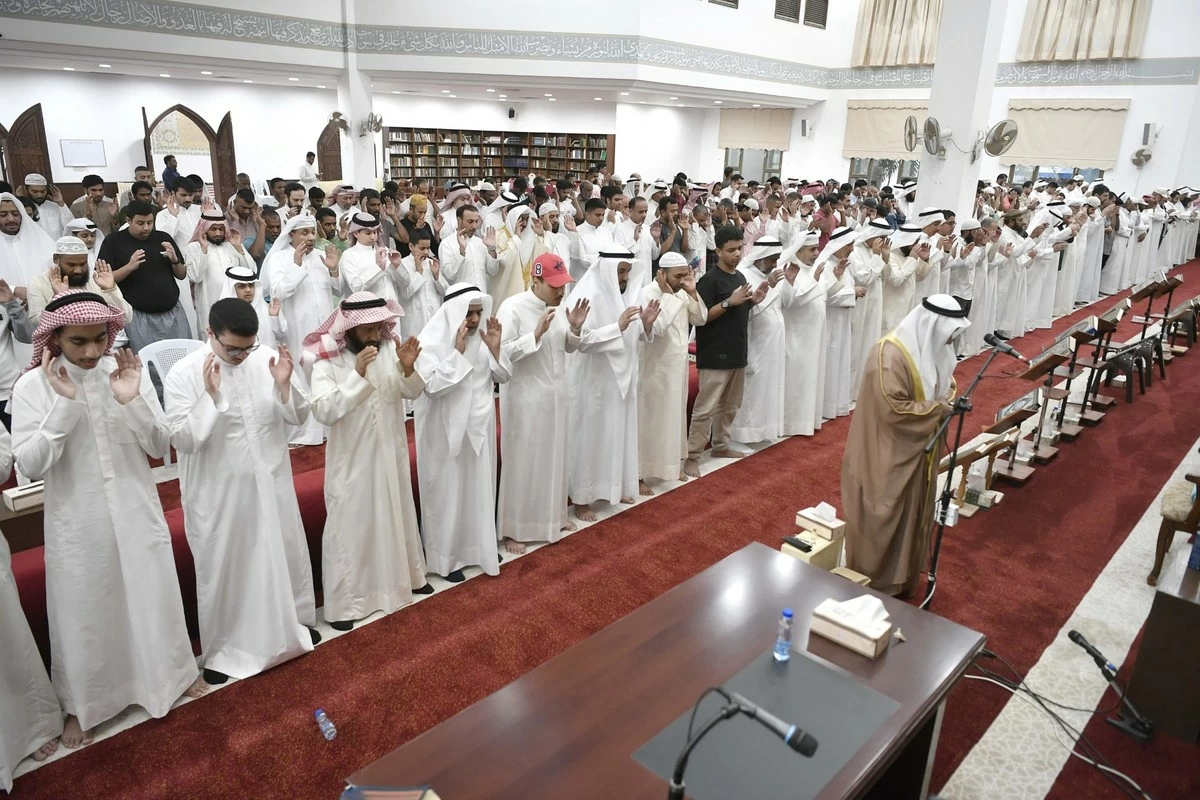 Crowds Flock to Mosques Across Kuwait for Eid Al-Adha Prayers