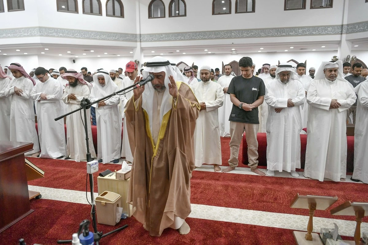 Crowds Flock to Mosques Across Kuwait for Eid Al-Adha Prayers