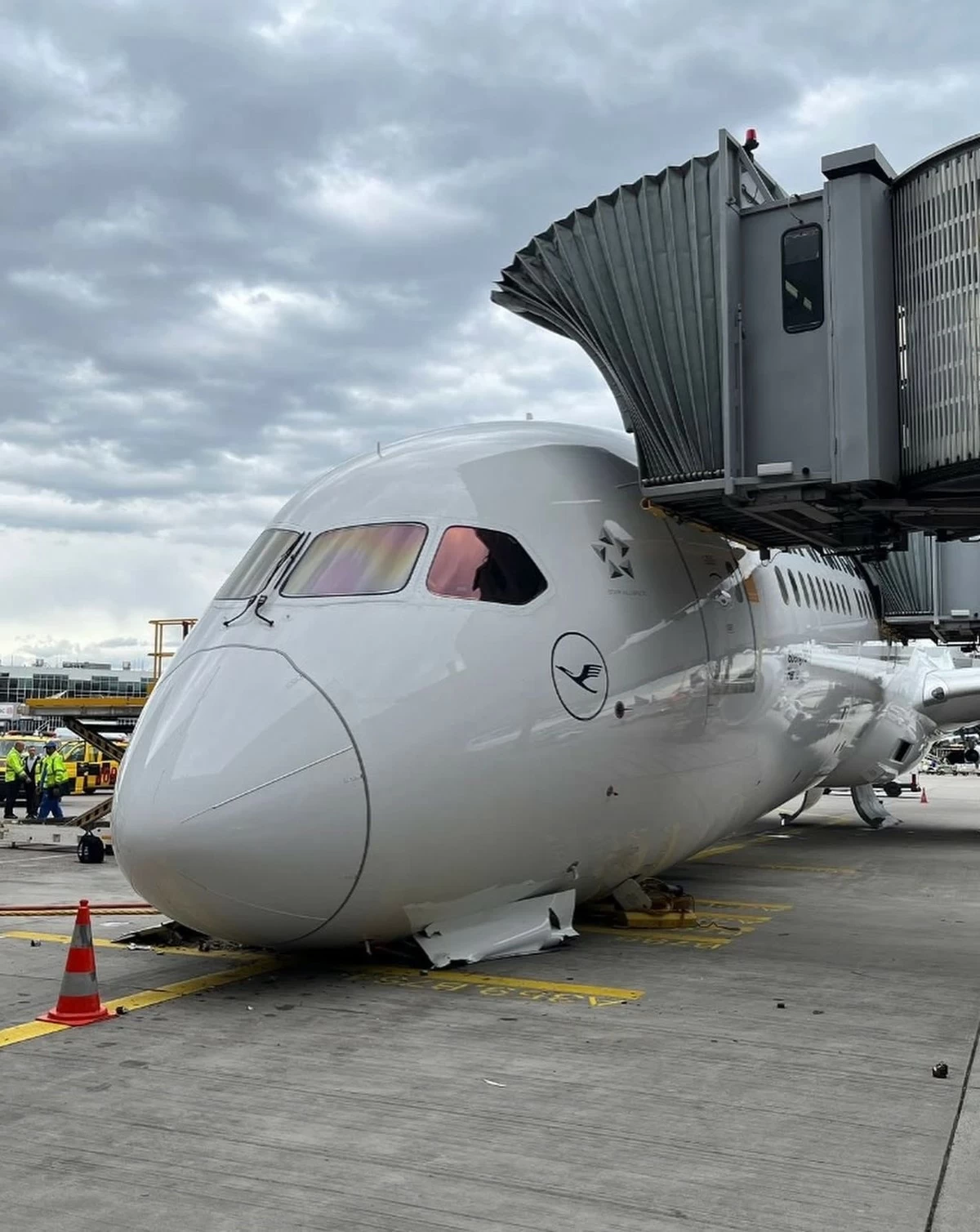 Boeing 787 Nose Gear Failure Strikes Again, This Time Lufthansa at Frankfurt Airport