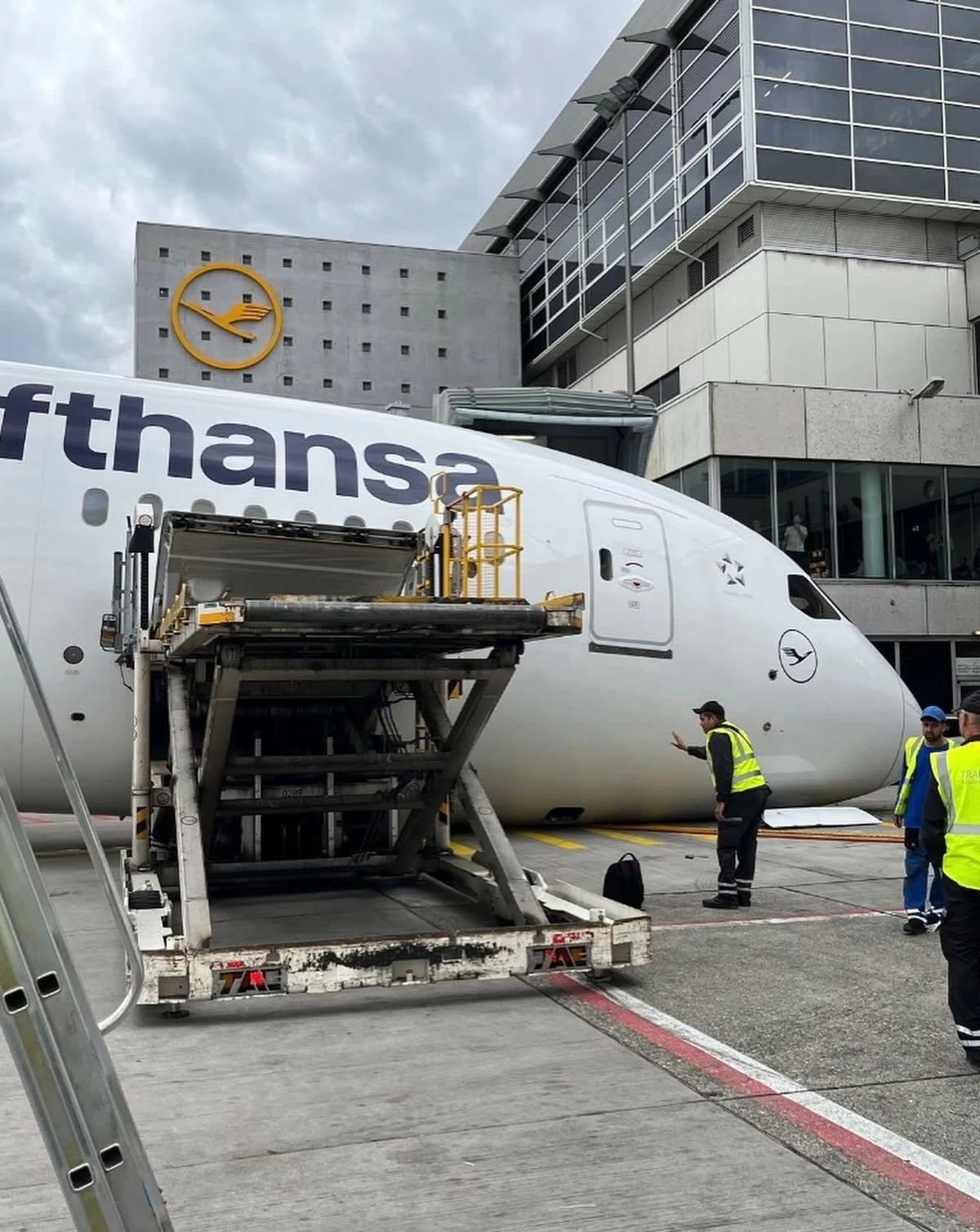 Boeing 787 Nose Gear Failure Strikes Again, This Time Lufthansa at Frankfurt Airport