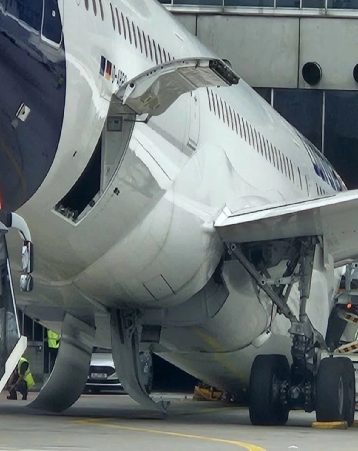 Boeing 787 Nose Gear Failure Strikes Again, This Time Lufthansa at Frankfurt Airport