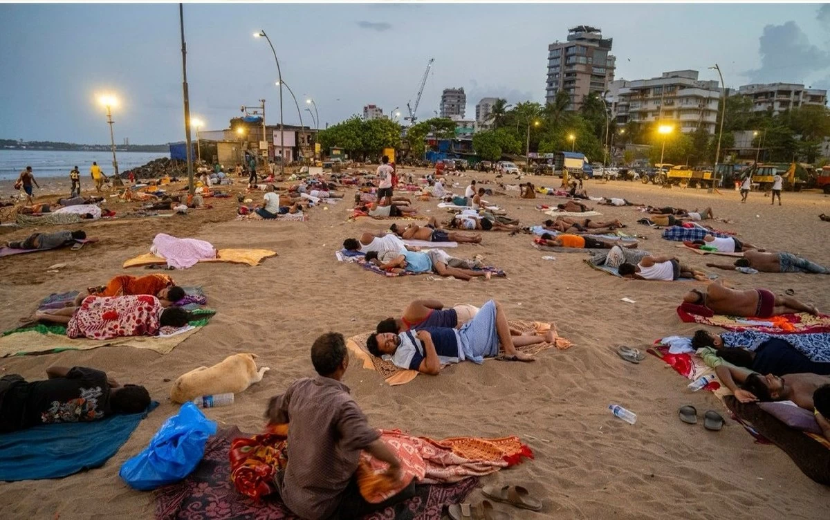 Power Cuts Force Hundreds of Mumbai Families to Sleep on the Beach