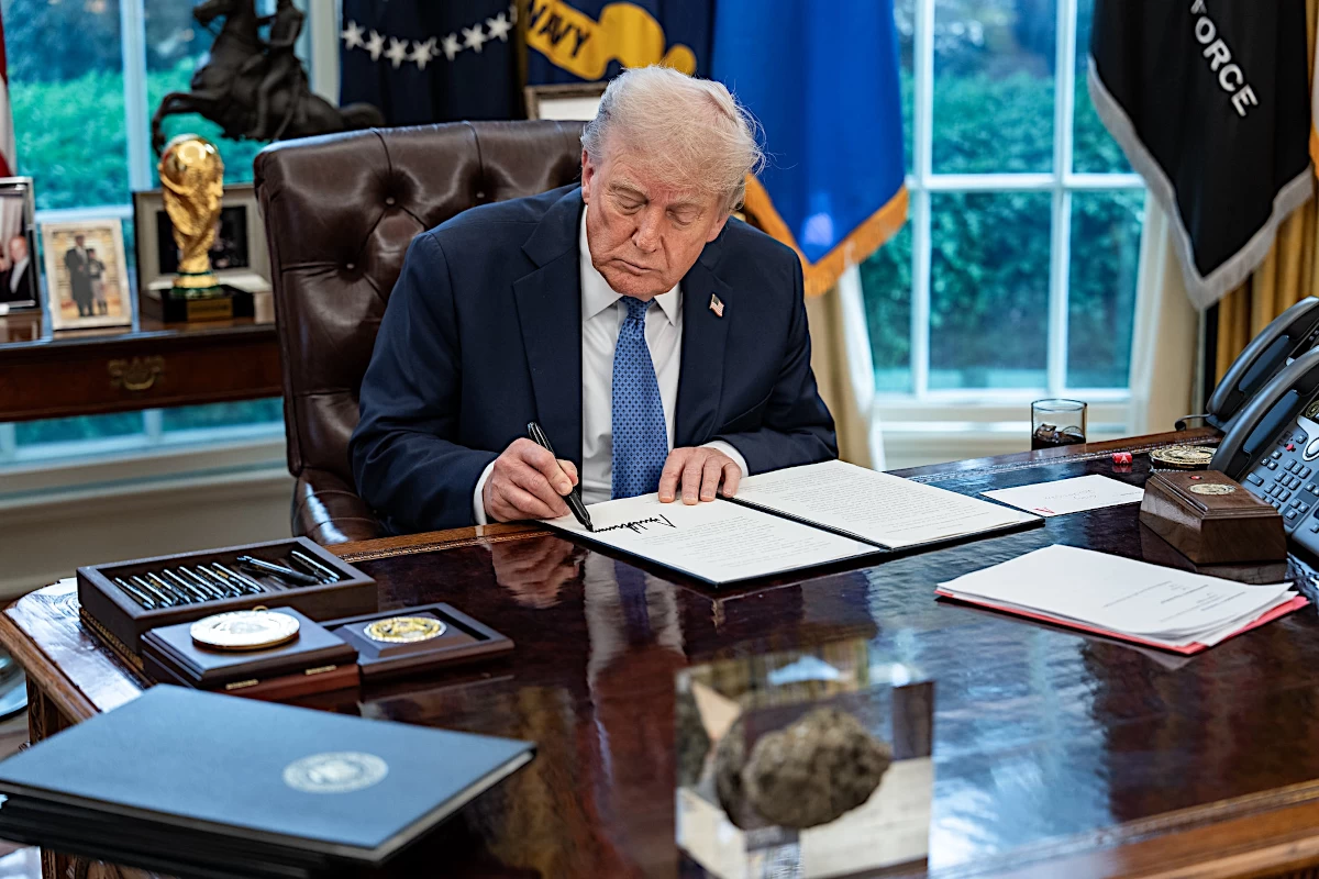 Why Trump Is Slowing AI&rsquo;s Race: Fears of Cyber Weapons and Global Threats