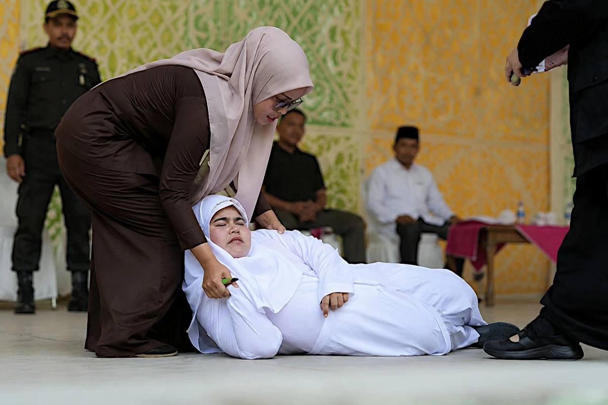 Woman Collapses During First Public Caning for Social Media &lsquo;Obscenity&rsquo; in Indonesia&rsquo;s Aceh