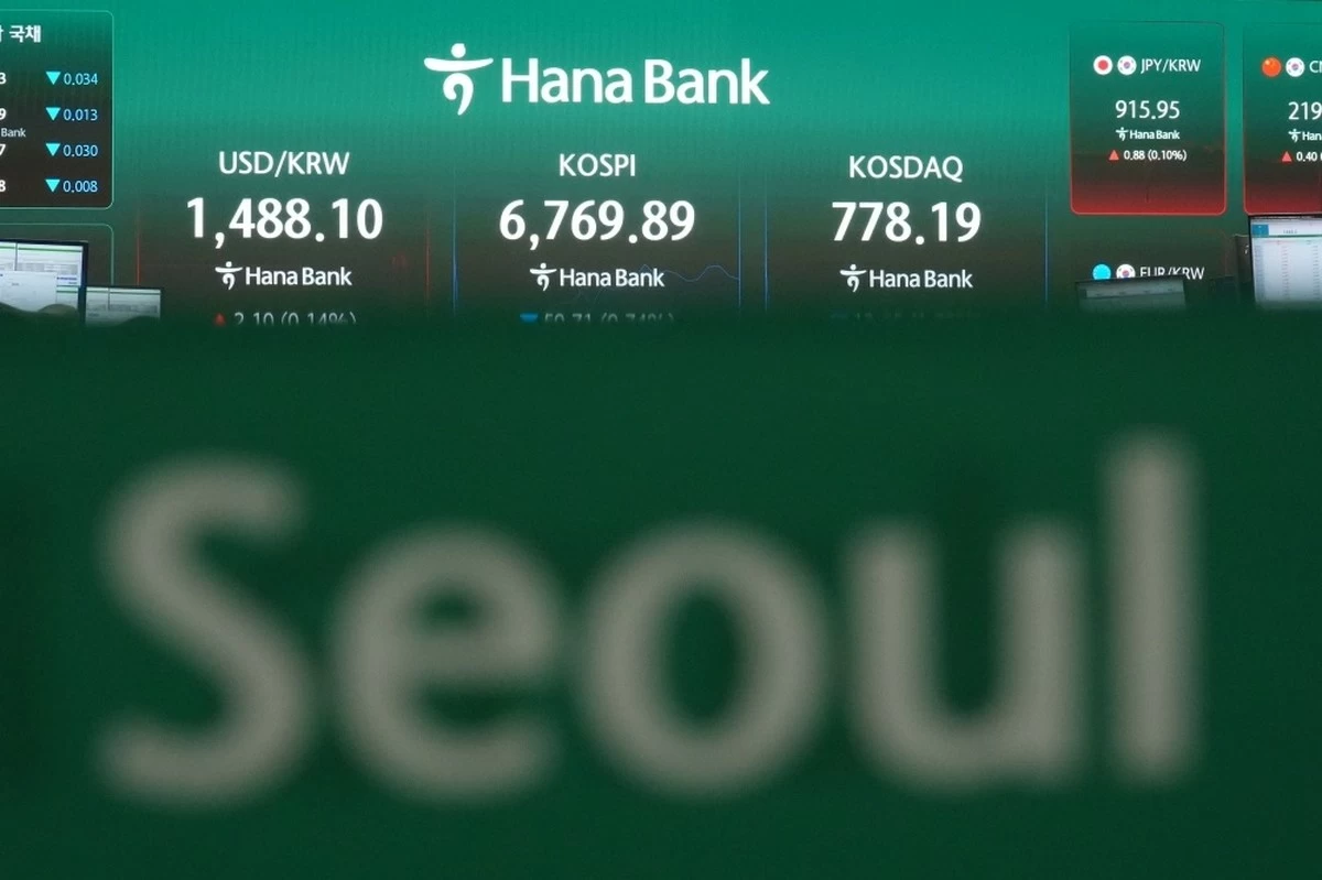 South Korea's Kospi drops 4.5% as some AI stocks swoon, while oil keeps climbing