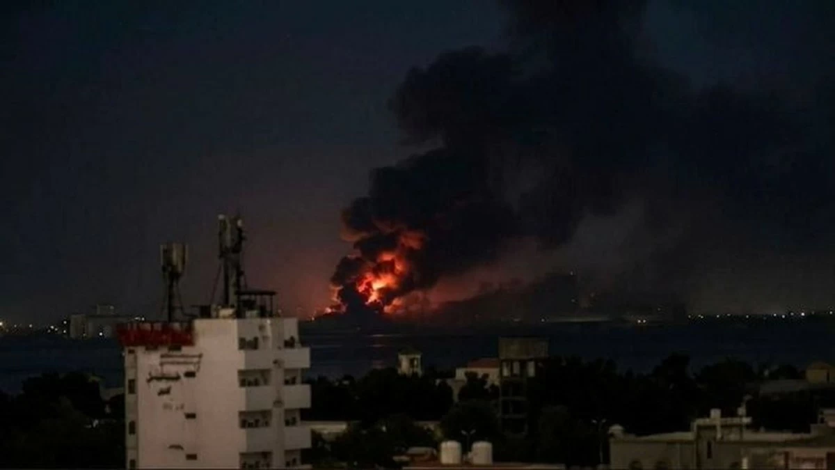 Houthi Shipping Threats Met With Reported Strikes on Hodeidah as Weapons Depots Explode