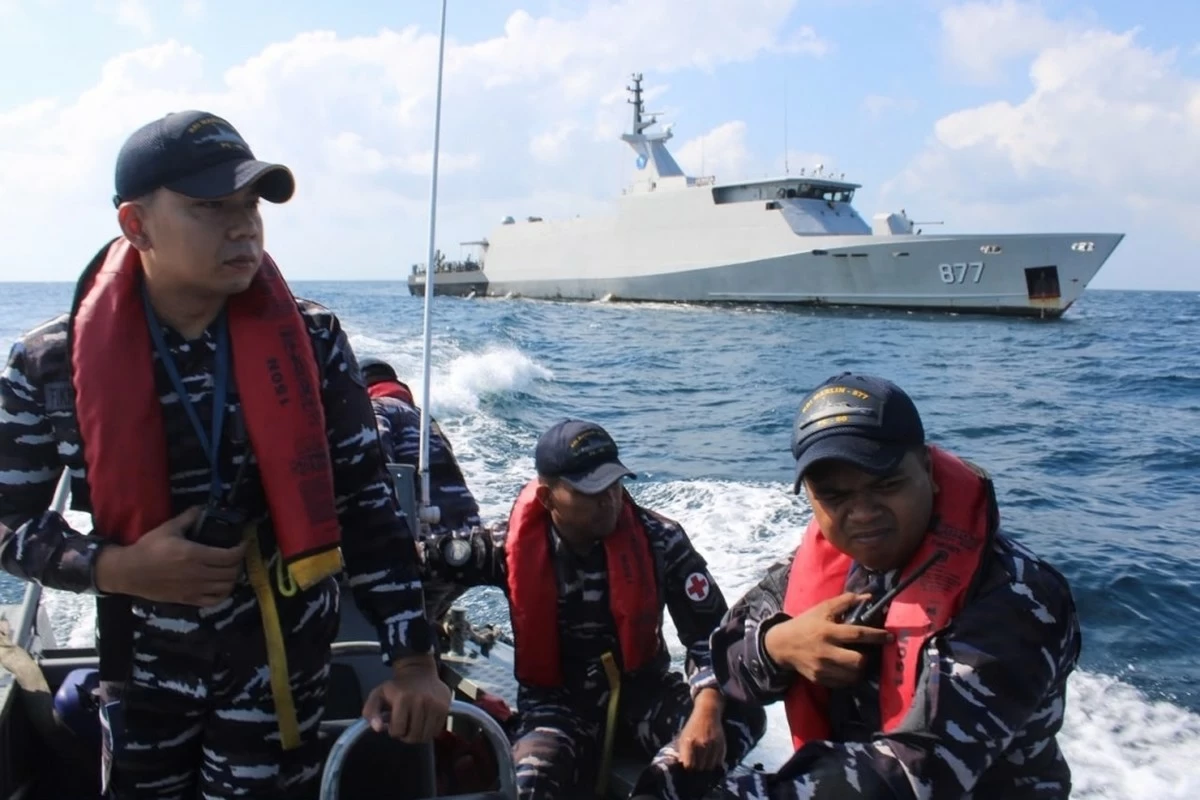 Indonesian rescuers search for missing speedboat with 11 European tourists, 2 local crew members