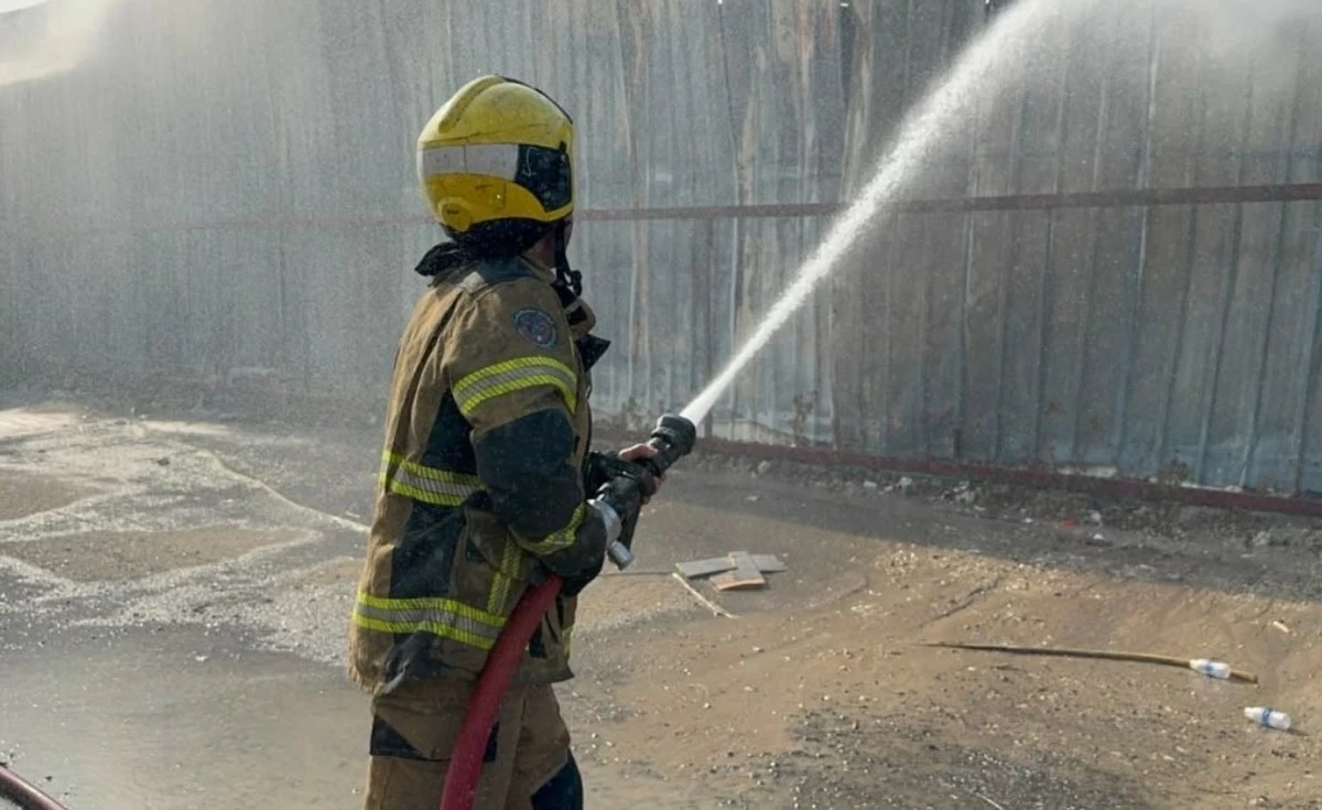 Six Firefighting Teams Control Warehouse Fire in Al-Sulaybiya Agricultural Area