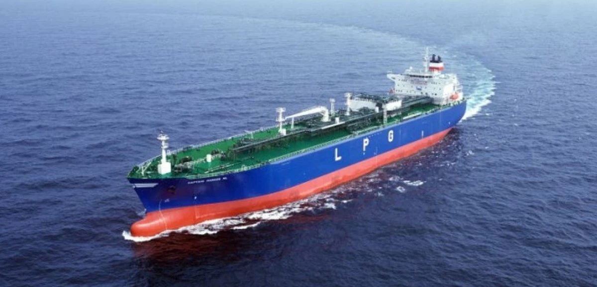 Qatari LNG Tanker Struck by Projectile in Strait of Hormuz, Bloomberg Reports