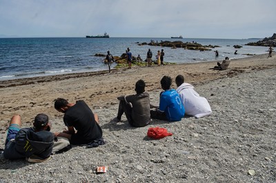 Hunderte Kinder nach großem Migrantenzustrom in Ceuta, Spanien, gestrandet