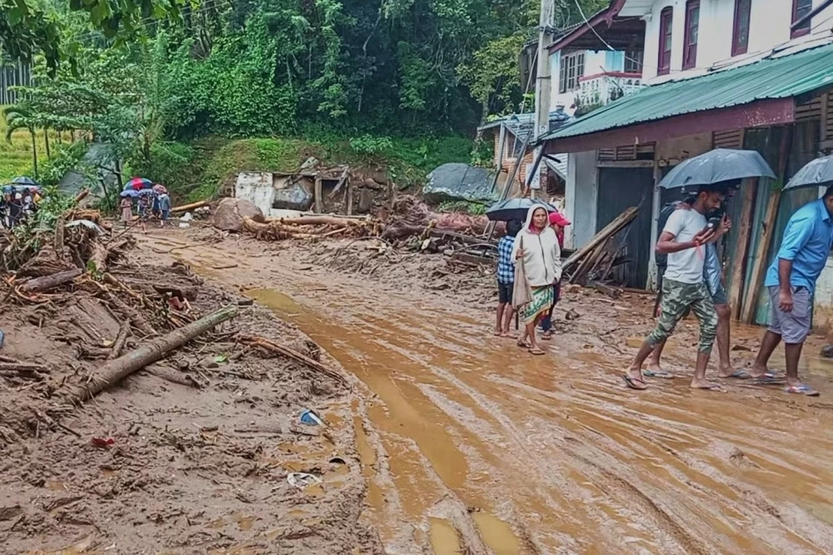 Sri Lanka closes some schools as heavy rains trigger floods and mudslides, killing 5