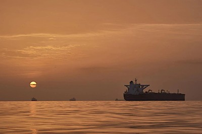 Photo: arabtimesonline.com Strait of Hormuz Shipping Traffic Hits One-Week Low Due to Hostilities