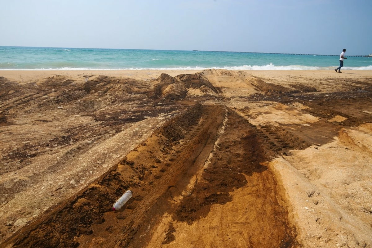 Oil Pollution Spreads Along Qeshm and Hengam Coasts as Tanker Salvage Underway Off Oman