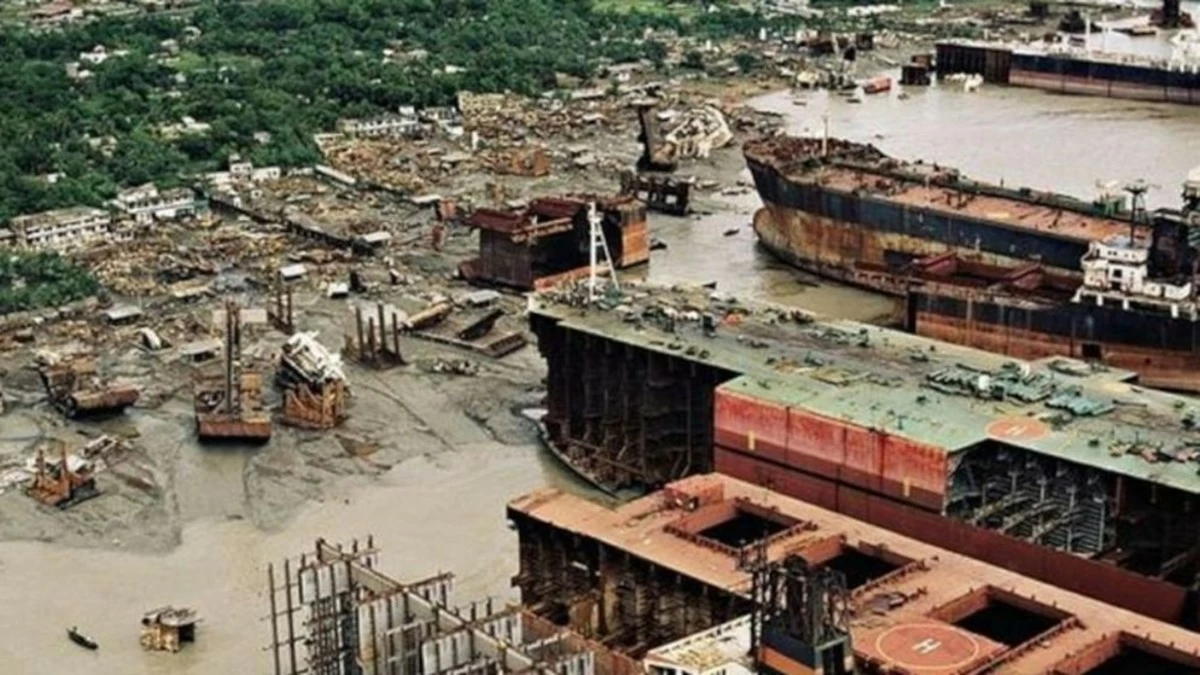 Toxic gas leak kills eight workers at Bangladesh shipbreaking yard