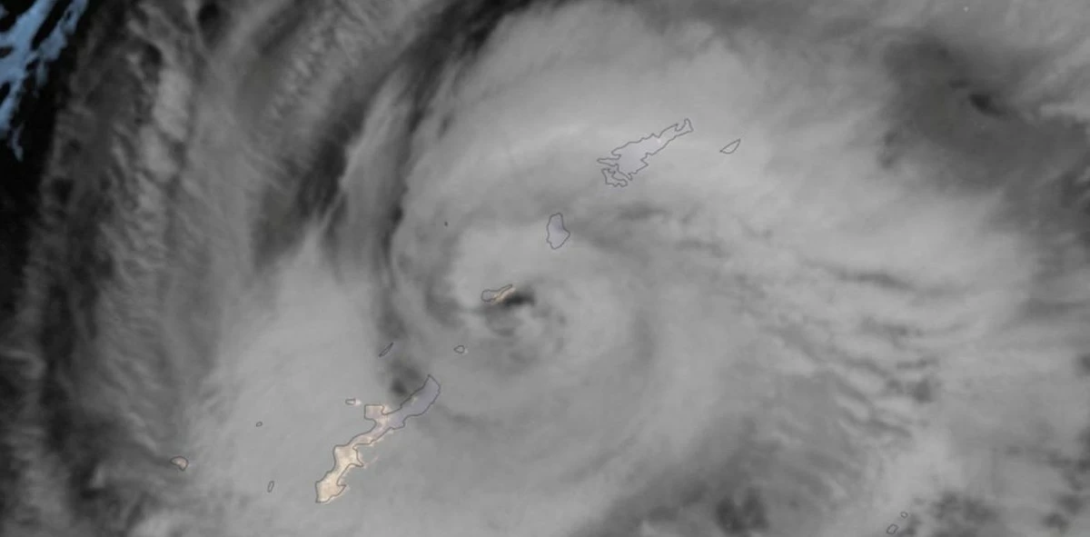 Typhoon Saudel heads west after pounding Japan&rsquo;s southwestern remote islands, injuring 2