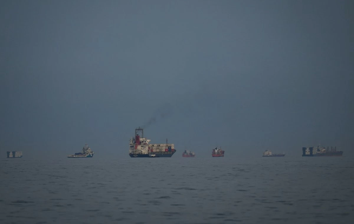 Tankers Cross Strait of Hormuz at Night With Transponders Off Under US Protection: Report