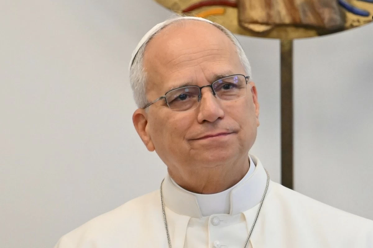 Pope warns a &lsquo;paradise of machines&rsquo; could undermine humanity as he opens France trip