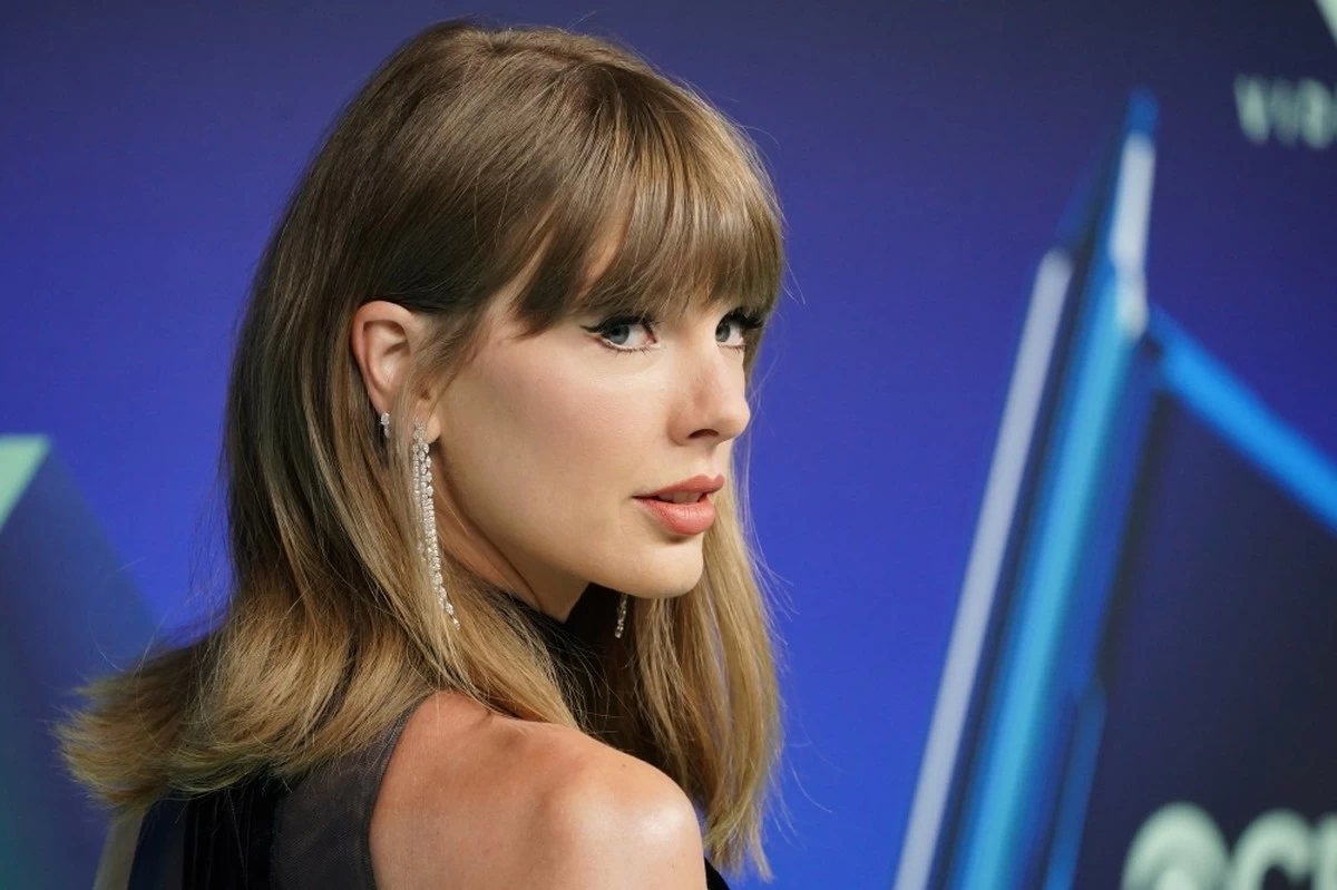 Swift becomes most-awarded artist in MTV VMAs history, dedicates top prize to Parton