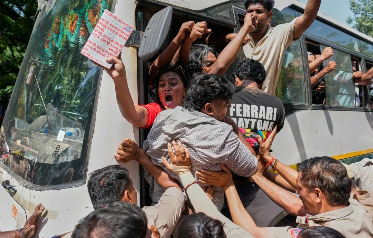 India Erupts! &lsquo;Cockroach&rsquo; Movement Takes to Streets, Demands Election Chief Quit