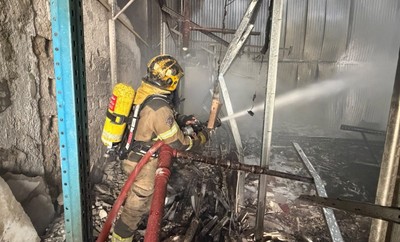 Firefighters Control Garage Fire in Shuwaikh Industrial Area | arabtimes