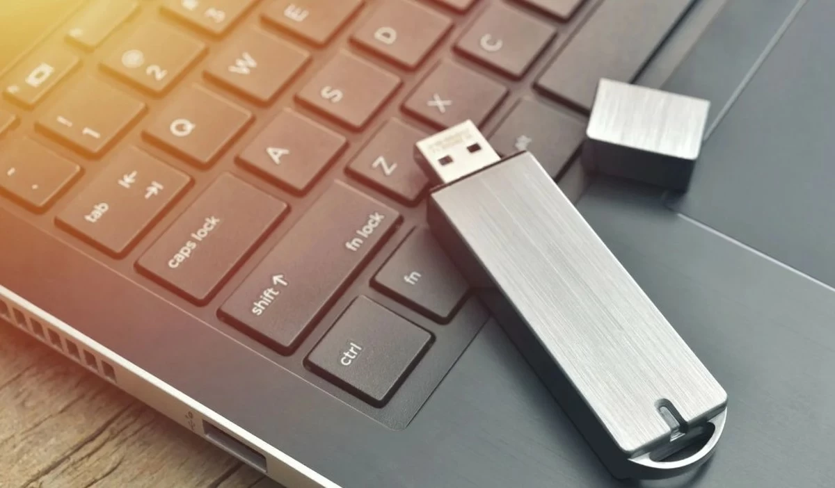 American Woman Accuses Kuwaiti Man and Woman of Stealing Flash Drive