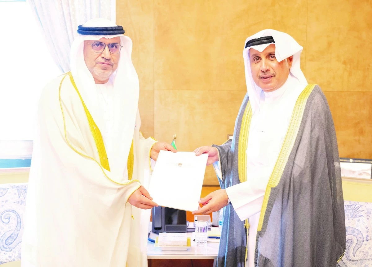 Amiri Diwan Min. receives Abu Dhabi Grand Prix invitation