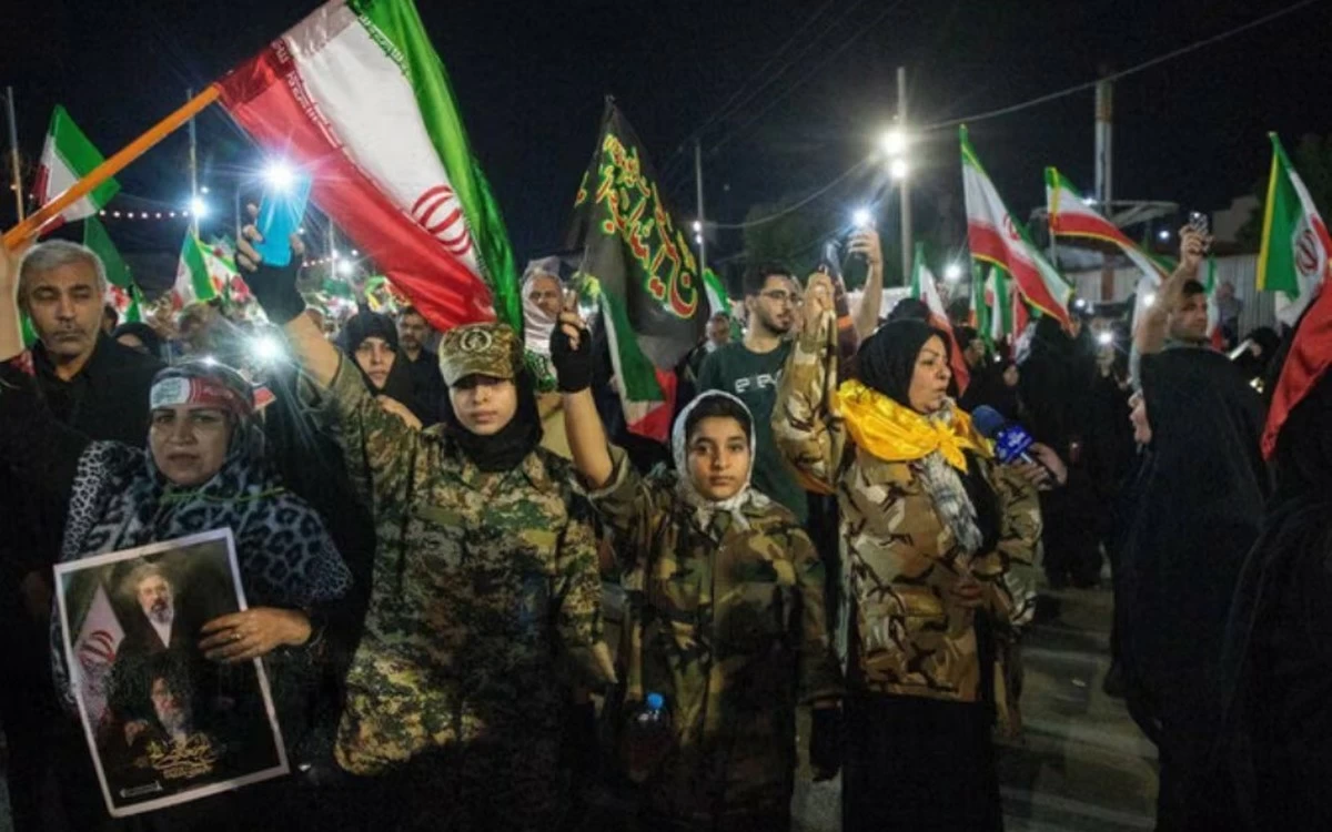 Iranian Regime Forces Schoolchildren to Attend Weekly  Pro-Government Rallies