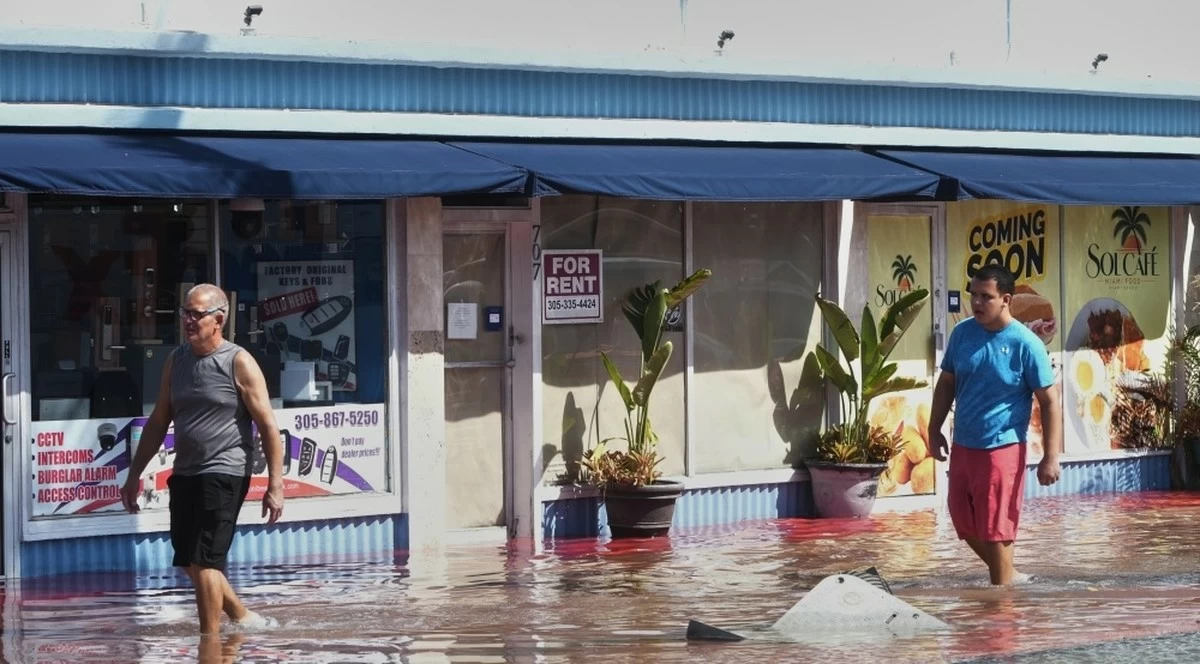 King tides inundate streets and flood homes and businesses along both US coasts