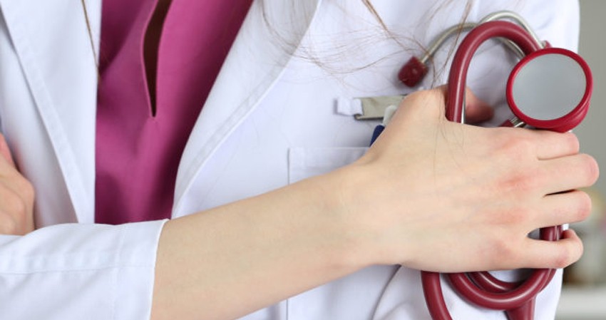 Kuwaiti Female Doctor Dismissed and Fined KD300,000 for Certificate Forgery
