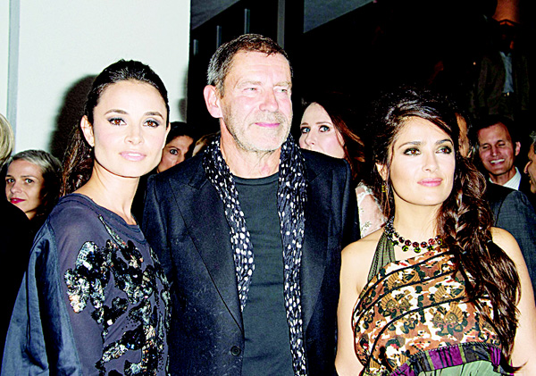 Left to right: Mia Maestro, Tomas Maier and Salma Hayek-Pinault attend the Hammer Museum Gala in the Garden in Los Angeles, California on Oct 10. (AFP)
