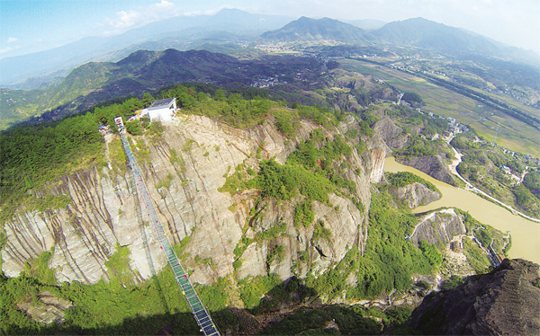 Glass walkway over China canyon cracks with tourists on it