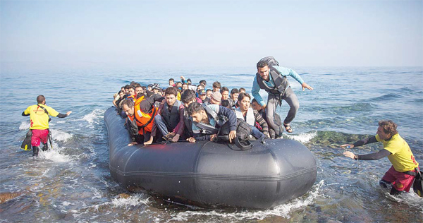Migrants and refugees arrive on a dinghy from the Turkish coast to the northeastern Greek island of Lesbos on Oct 19. More than 600,000 people, mostly Syrians, have reached Europe since the beginning of this year. (AP)