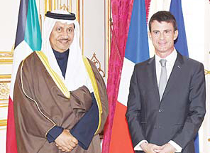 French Prime Minister Manuel Valls (right), welcomes Kuwaiti Prime Minister Sheikh Jaber Al-Mubarak Al- Sabah (left), before a meeting at the Hotel Matignon on Oct 21, in Paris