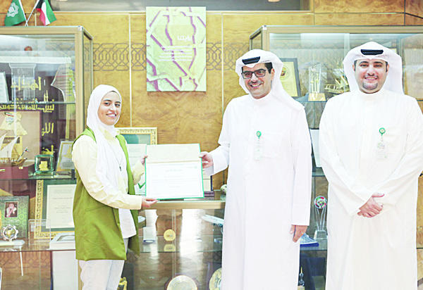 Al-Nahedh honoring Sheikha Al-Majed for her invention (pen for blind users).