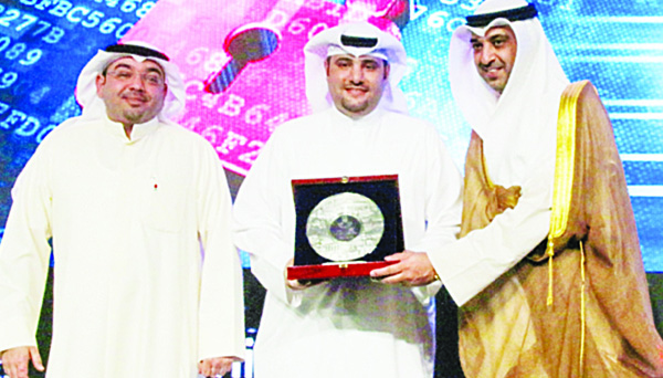 Minister Al-Abdullah honouring KFH.
