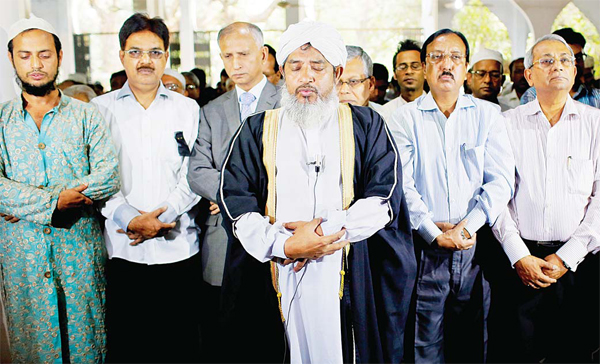 Bangladeshi people participate in the funeral of Faisal Arefin Deepan, a publisher of secular books in Dhaka, Bangladesh on Nov 1.