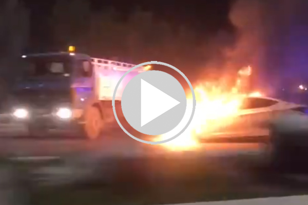 Car catches fire on 6th Ring Road | arabtimes
