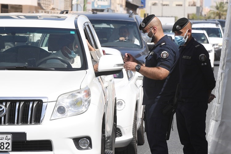 6 Kuwaitis and 4 Expats violated curfew