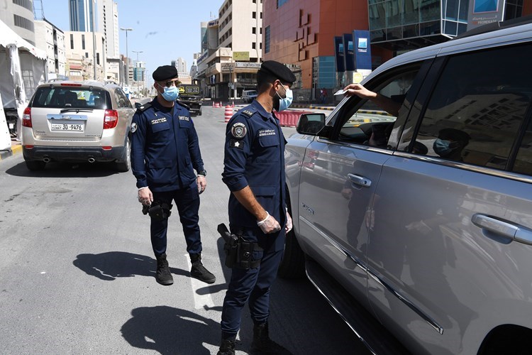 13 Kuwaitis and 3 Expats violate home quarantine and curfew