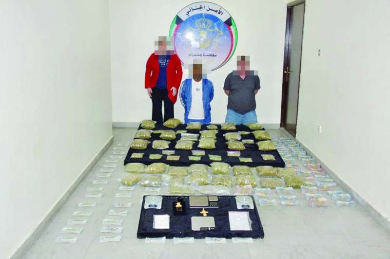 American trio held in drug peddling